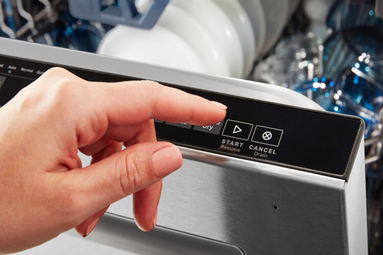 posudomoechnaya-mashina-ne-greet-vodu