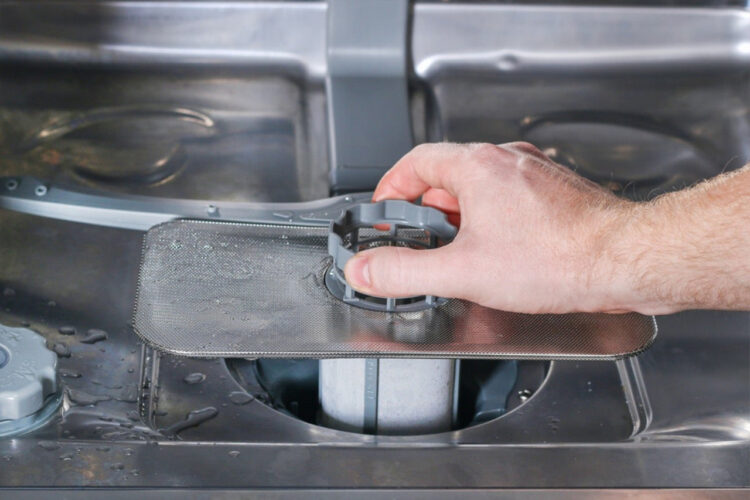 posudomoechnaya-mashina-ne-slivaet--prichiny-i-chto-delat