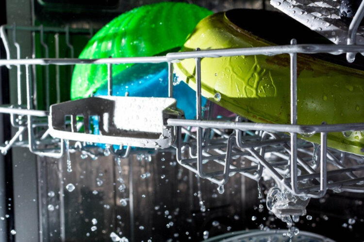 posudomoechnaya-mashina-ne-sushit