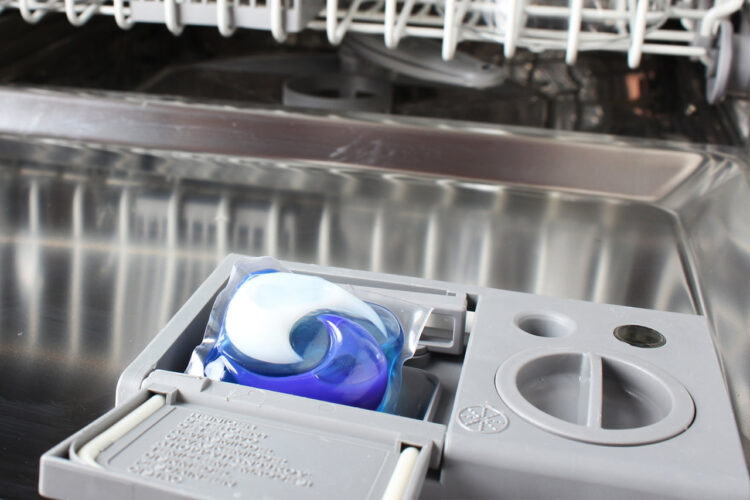 posudomojka-ne-nabiraet-vodu