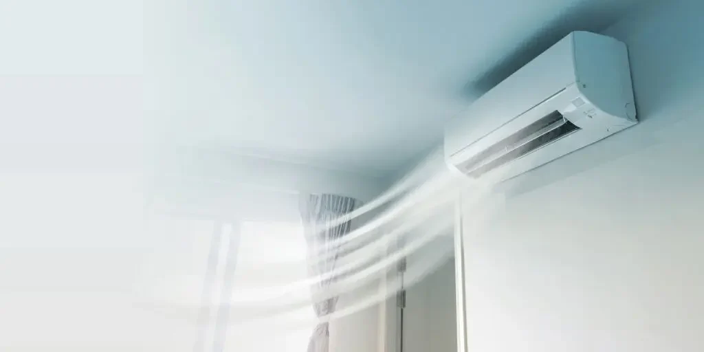 Кондиционер дует тёплым воздухом