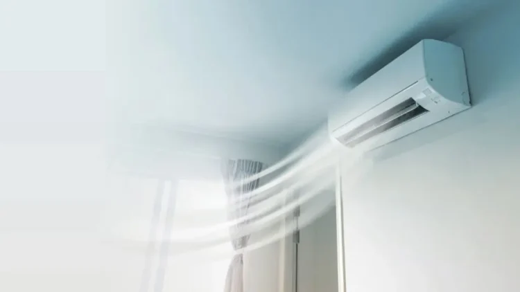 Кондиционер дует тёплым воздухом