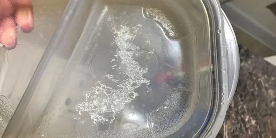 Почему на посуде после мытья остаётся белый налёт