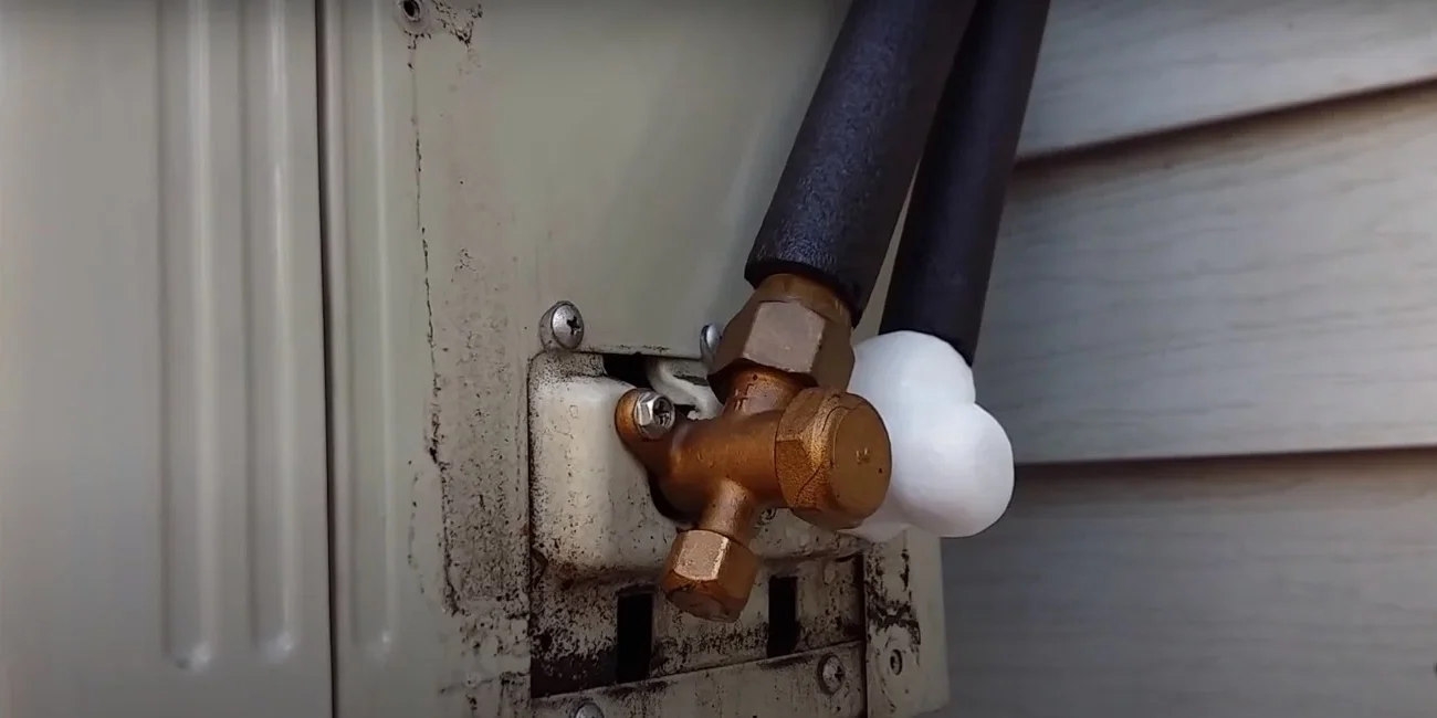 Трубки внешнего блока кондиционера обмерзают