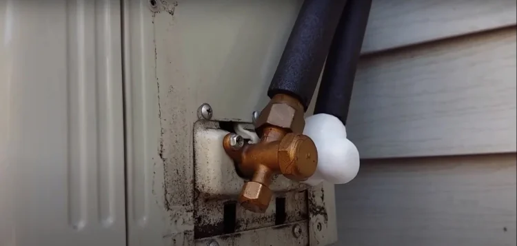 Трубки внешнего блока кондиционера обмерзают